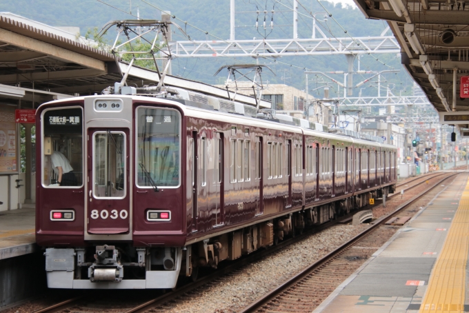 鉄道フォト・写真：阪急電鉄 阪急8000系電車 8030 牧落駅 鉄道フォト・写真 by たごさくさん - 撮影日 2024/06/27 12:04