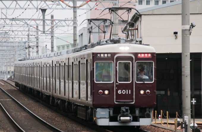 鉄道フォト・写真：阪急電鉄 阪急6000系電車 6011 十三駅 鉄道フォト・写真 by たごさくさん - 撮影日 2024/06/27 06:59