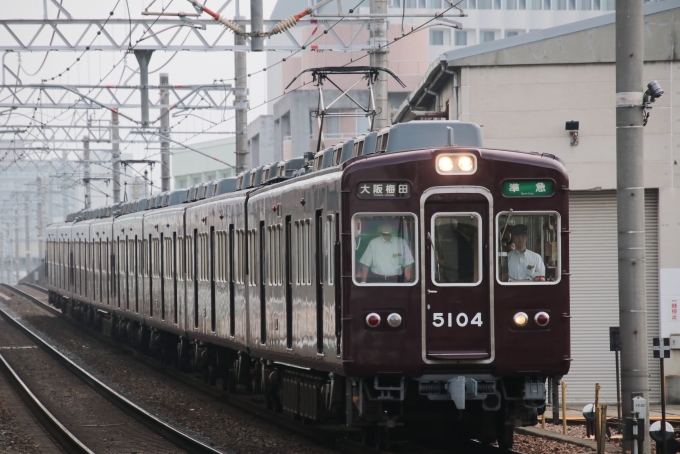 鉄道フォト・写真：阪急電鉄 阪急5100系電車 5104 十三駅 鉄道フォト・写真 by たごさくさん - 撮影日 2024/07/03 07:15