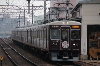 阪急電鉄 阪急7000形(Mc) 7018 鉄道フォト・写真 by たごさくさん 十三駅：2024年07月04日07時ごろ