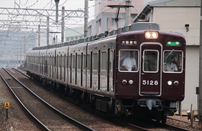 鉄道フォト・写真：阪急電鉄 阪急5100系電車 5128 十三駅 鉄道フォト・写真 by たごさくさん - 撮影日 2024/07/04 07:15