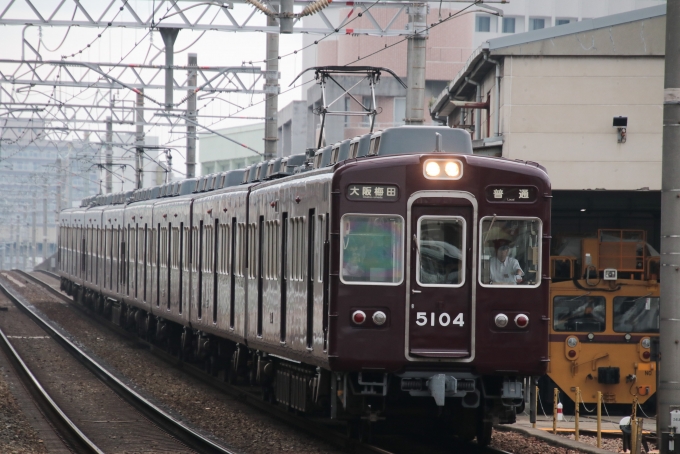 鉄道フォト・写真：阪急電鉄 阪急5100系電車 5104 十三駅 鉄道フォト・写真 by たごさくさん - 撮影日 2024/07/04 07:38