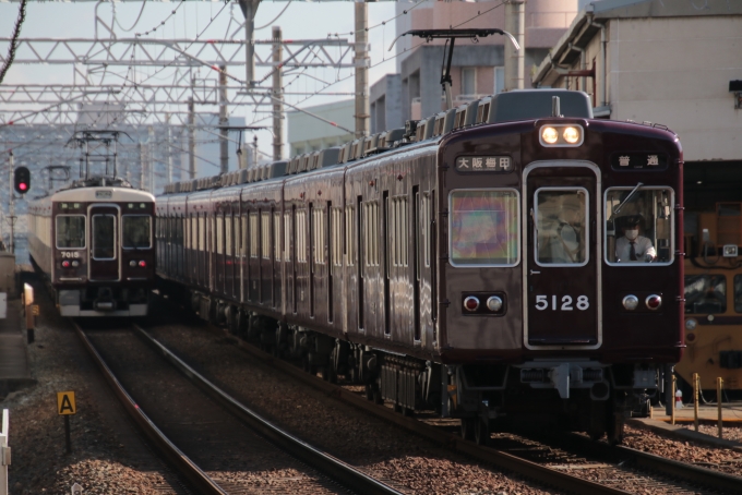 鉄道フォト・写真：阪急電鉄 阪急5100系電車 5128 十三駅 鉄道フォト・写真 by たごさくさん - 撮影日 2024/07/05 07:30