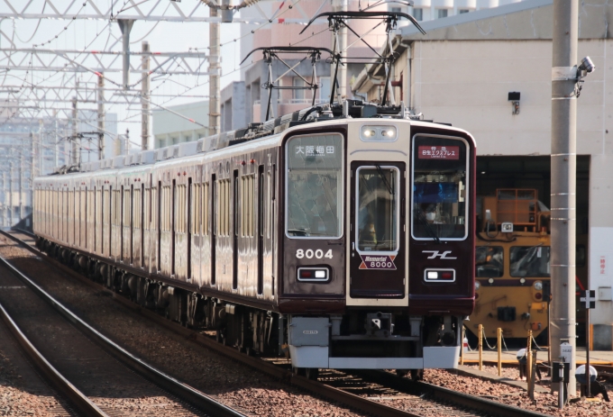 鉄道フォト・写真：阪急電鉄 阪急8000系電車 日生エクスプレス 8004 十三駅 鉄道フォト・写真 by たごさくさん - 撮影日 2024/07/05 08:00