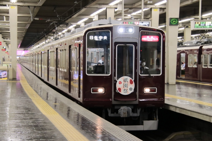 鉄道フォト・写真：阪急電鉄 阪急8000系電車 日生エクスプレス 8105 大阪梅田駅 (阪急) 鉄道フォト・写真 by たごさくさん - 撮影日 2024/07/05 19:17