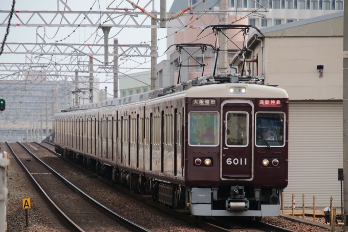 鉄道フォト・写真：阪急電鉄 阪急6000系電車 6011 十三駅 鉄道フォト・写真 by たごさくさん - 撮影日 2024/07/09 06:58