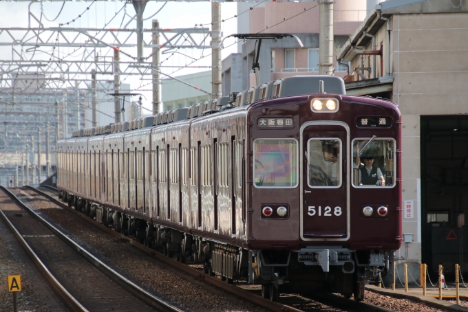 鉄道フォト・写真：阪急電鉄 阪急5100系電車 5128 十三駅 鉄道フォト・写真 by たごさくさん - 撮影日 2024/07/16 07:45