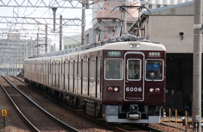 鉄道フォト・写真：阪急電鉄 阪急6000系電車 6006 十三駅 鉄道フォト・写真 by たごさくさん - 撮影日 2024/07/16 08:10