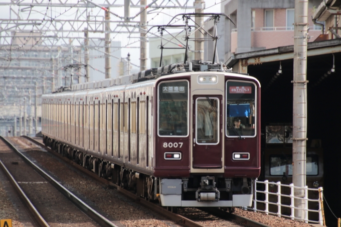 鉄道フォト・写真：阪急電鉄 阪急8000系電車 日生エクスプレス 8007 十三駅 鉄道フォト・写真 by たごさくさん - 撮影日 2024/07/16 08:03