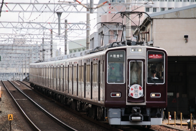 鉄道フォト・写真：阪急電鉄 阪急8000系電車 日生エクスプレス 8005 十三駅 鉄道フォト・写真 by たごさくさん - 撮影日 2024/07/16 08:34