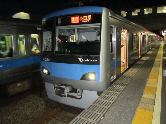 鉄道フォト・写真：小田急電鉄 小田急4000形電車 4552 開成駅 鉄道フォト・写真 by 城鉄本線☆日本旅さん - 撮影日 2023/03/11 18:23