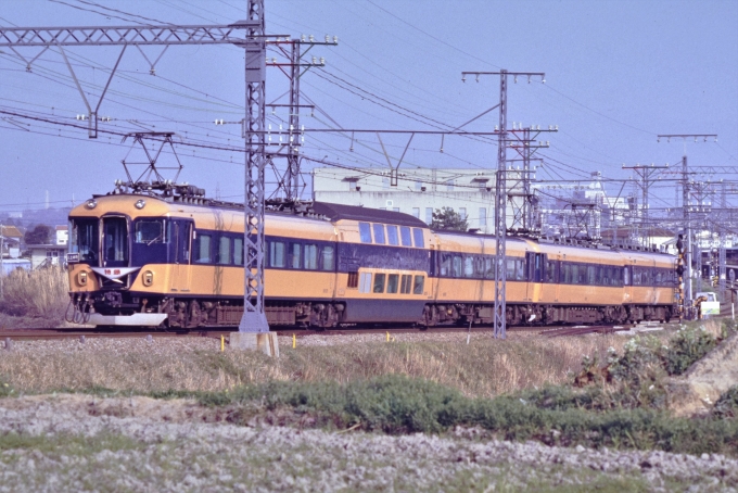 鉄道フォト・写真：近畿日本鉄道 近鉄10100系 新ビスタカー 二上駅 鉄道フォト・写真 by トミーさん - 撮影日 1979/03/15 15:00