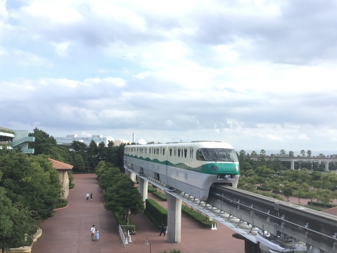 舞浜リゾートライン10形(Tc) 41 鉄道フォト・写真 by もふもふさん 東京ディズニーシー・ステーション駅：2022年10月16日14時ごろ