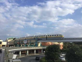 舞浜リゾートライン100形(Tc) 111 鉄道フォト・写真 by もふもふさん リゾートゲートウェイ・ステーション駅：2022年10月16日15時ごろ