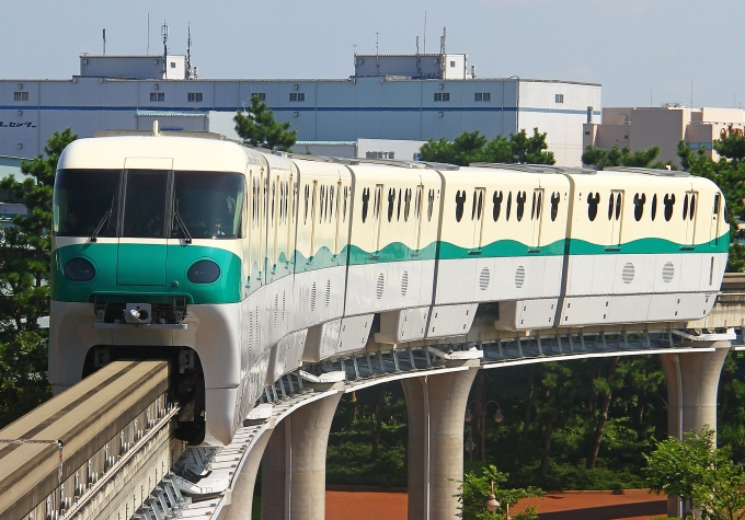 舞浜リゾートライン10形電車 41 東京ディズニーシー・ステーション駅 ...