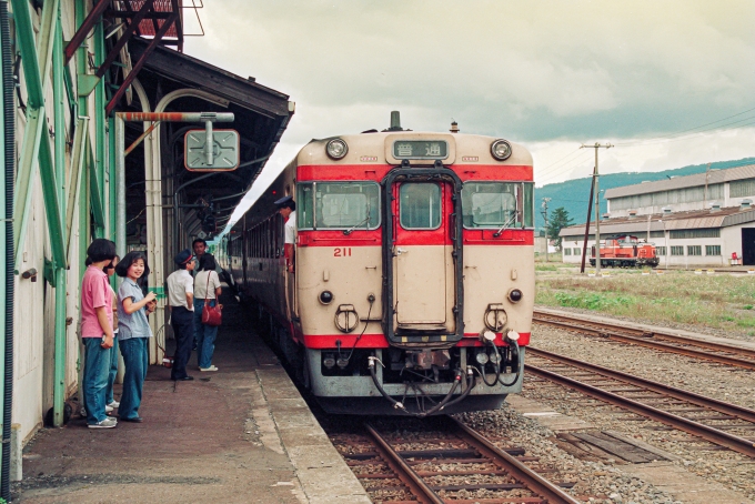 鉄道フォト・写真：JR北海道 国鉄キハ58系気動車 キハ56 211 名寄駅 鉄道フォト・写真 by こめさん - 撮影日 1995/09/01 14:00