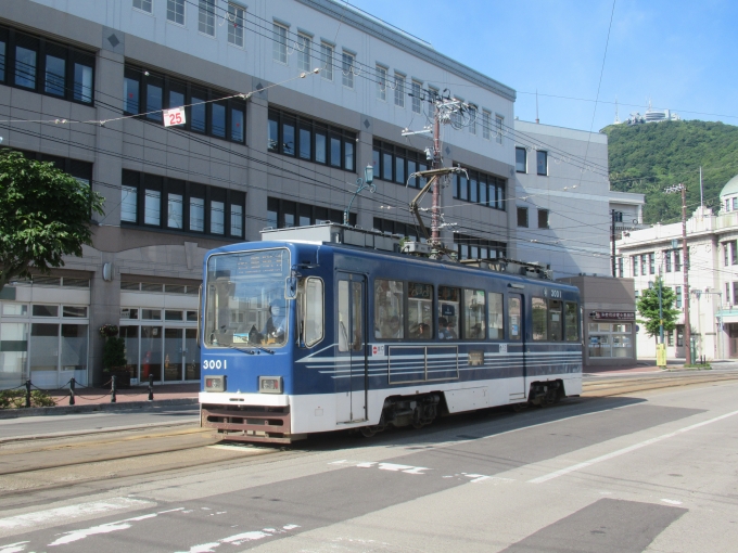 鉄道フォト・写真：函館市企業局交通部 函館市交通局3000形電車 3001 十字街停留場 鉄道フォト・写真 by TS鉄さん - 撮影日 2024/06/30 08:35