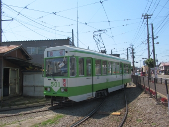 函館市企業局交通部 函館市電500形 501 鉄道フォト・写真 by TS鉄さん 駒場車庫前停留場：2024年06月29日13時ごろ