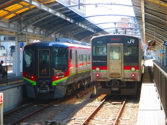 JR四国 2700(Mc) 2716 鉄道フォト・写真 by Aץameさん 高松駅 (香川県)：2021年03月26日12時ごろ