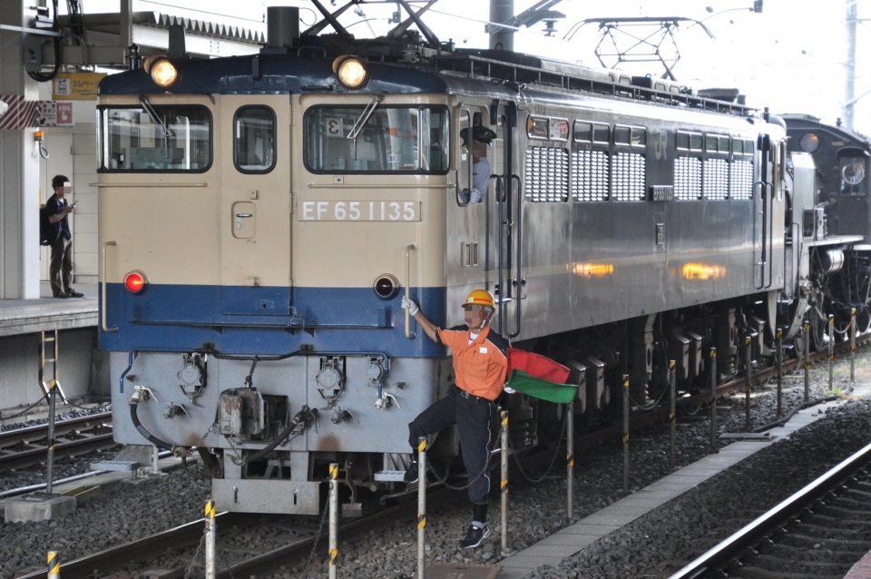 鉄道フォト・写真(拡大)：JR西日本 国鉄EF65形電気機関車 EF65 1135 米原駅 (JR) 鉄道フォト・写真 by Aץameさん - 撮影日 2011/08/14 09:47