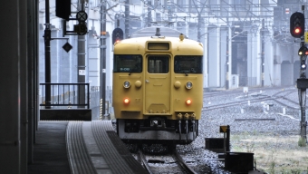 JR西日本 クハ111形 クハ111-256 鉄道フォト・写真 by Aץameさん 岡山駅：2022年03月26日10時ごろ