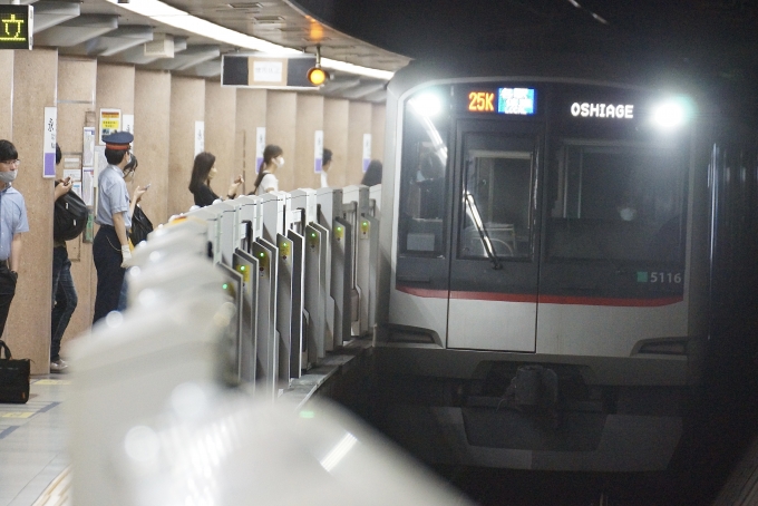 鉄道フォト・写真：東急電鉄 東急5000系電車 5116 永田町駅 鉄道フォト・写真 by 浜五井の撮影記録さん - 撮影日 2022/07/12 08:52