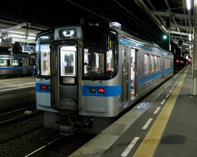 JR四国 7000形(cMc) 7002 鉄道フォト・写真 by おいさん 松山駅 (愛媛県)：2010年08月13日21時ごろ