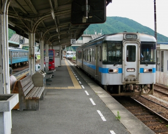 JR四国 1000形 1023 鉄道フォト・写真 by おいさん 窪川駅 (JR)：2010年08月14日15時ごろ