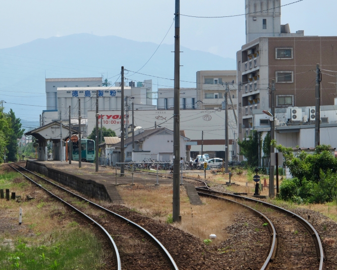 JR四国 1500形 1561 鉄道フォト・写真 by おいさん 二軒屋駅：2011年08月16日13時ごろ