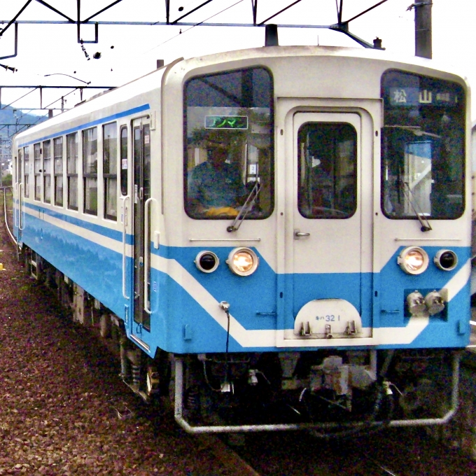 鉄道フォト・写真：JR四国 国鉄キハ32形気動車 キハ32-1 北伊予駅 鉄道フォト・写真 by おいさん - 撮影日 2008/08/16 14:45