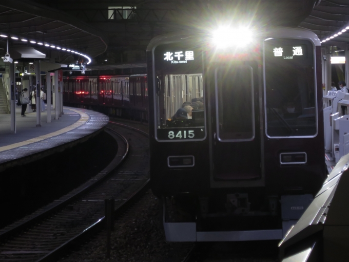 鉄道フォト・写真：阪急電鉄 阪急8300系電車 8415 十三駅 鉄道フォト・写真 by せっつのさん - 撮影日 2022/09/21 18:59