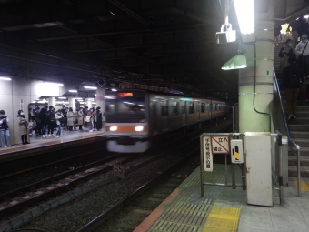 JR東日本 クハ208形 クハ208-1002 鉄道フォト・写真 by 新御茶ノ水さん 新宿駅 (JR)：2022年11月15日17時ごろ