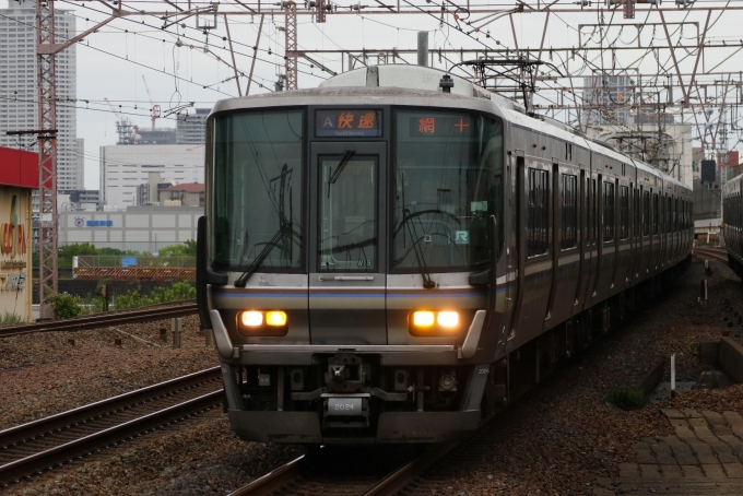 鉄道フォト・写真：JR西日本223系電車 クハ222-2024 塚本駅 鉄道フォト・写真 by Yの人さん - 撮影日 2023/07/01 12:13