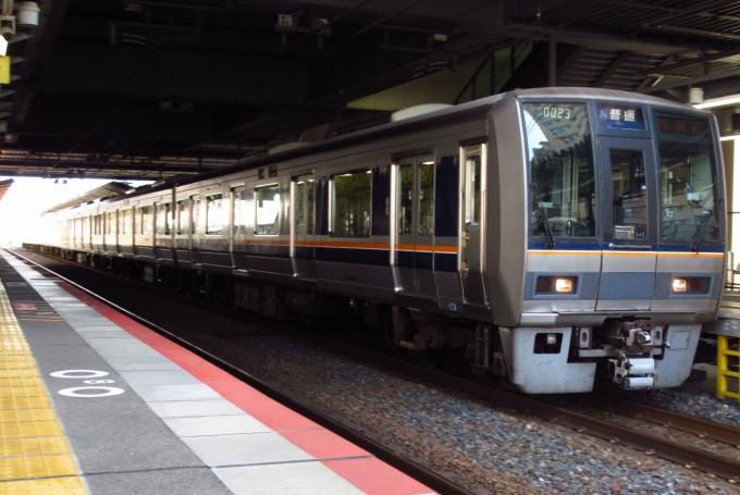 鉄道フォト・写真：JR西日本207系電車 クハ206-1068 摂津本山駅 鉄道フォト・写真 by かいそうしゃさん - 撮影日 2022/02/12 12:23