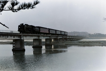 国鉄C61形蒸気機関車 鉄道フォト・写真 by 南フナさん 高鍋駅：1971年12月26日00時ごろ