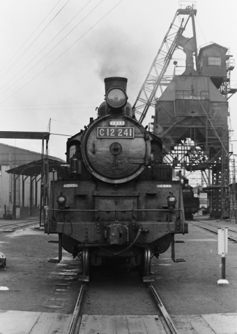 国鉄C12形蒸気機関車 C12 241 鉄道フォト・写真 by 南フナさん 鹿児島駅：1971年12月28日00時ごろ