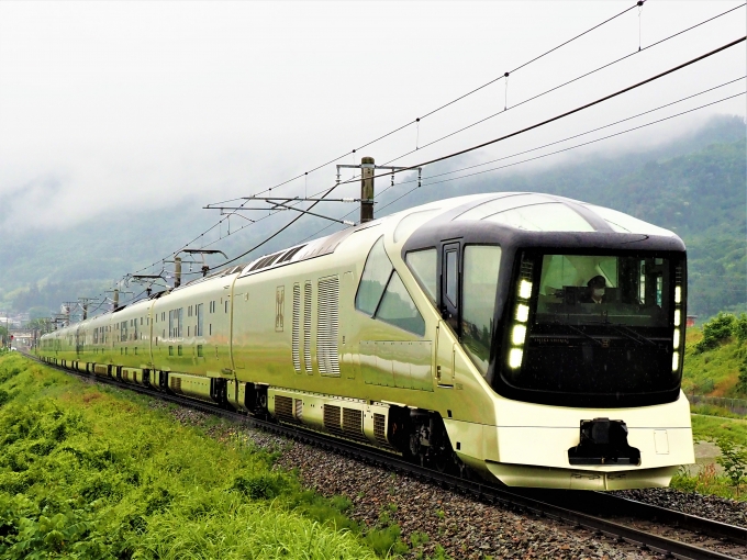 JR東日本E001系電車 TRAIN SUITE 四季島 E001-1 稲荷山駅 鉄道フォト 