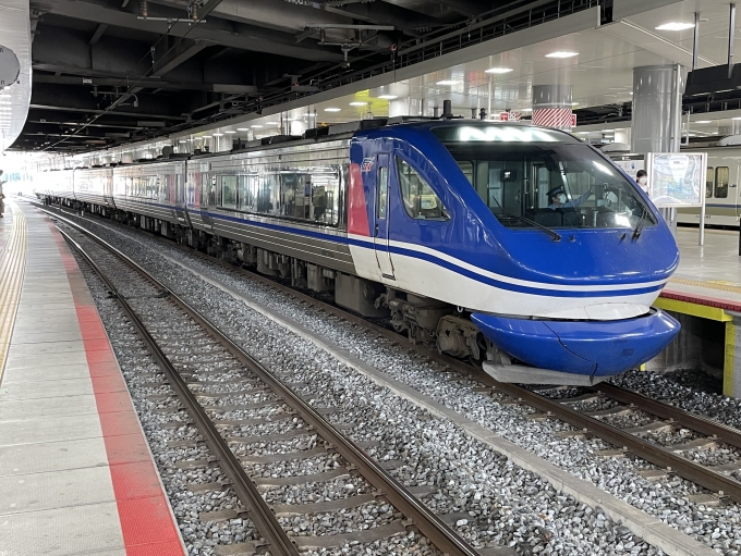 鉄道フォト・写真：智頭急行HOT7000形気動車 スーパーはくと HOT7001 新大阪駅 (JR) 鉄道フォト・写真 by abikoshiyさん - 撮影日 2022/04/19 15:25