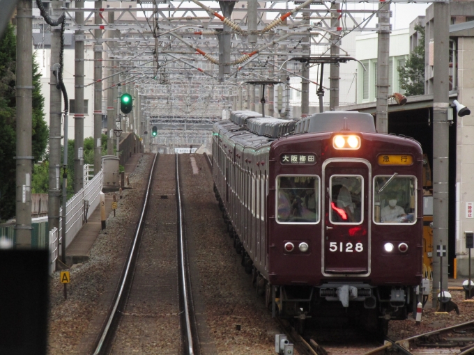 阪急電鉄 阪急5100系電車 5128 十三駅 鉄道フォト・写真 by I love