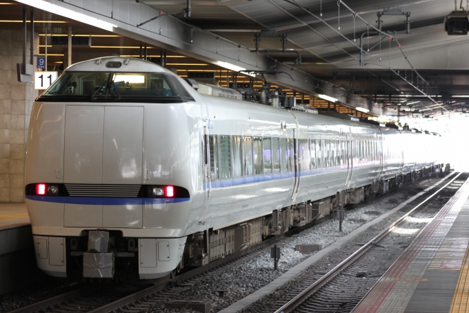 鉄道フォト・写真：JR西日本 683系電車 サンダーバード 大阪駅 鉄道フォト・写真 by I love 阪急電車さん - 撮影日 2023/03/17 12:36