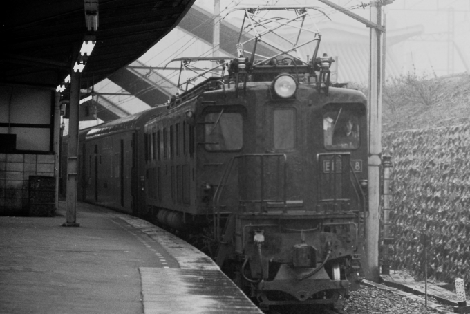 国鉄EF57形電気機関車 EF57-8 鉄道フォト・写真 by tetsu_miichanさん 赤羽駅：1975年03月10日00時ごろ