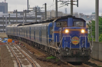 JR北海道j 国鉄DD51形ディーゼル機関車 はまなす(急行) DD51-1095 鉄道フォト・写真 by FM-805Dさん 琴似駅 (JR)：2015年08月10日06時ごろ