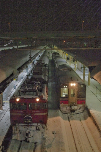 JR西日本 国鉄EF81形電気機関車 日本海(特急) EF81-107 鉄道フォト・写真 by FM-805Dさん 青森駅 (JR)：2012年01月05日19時ごろ