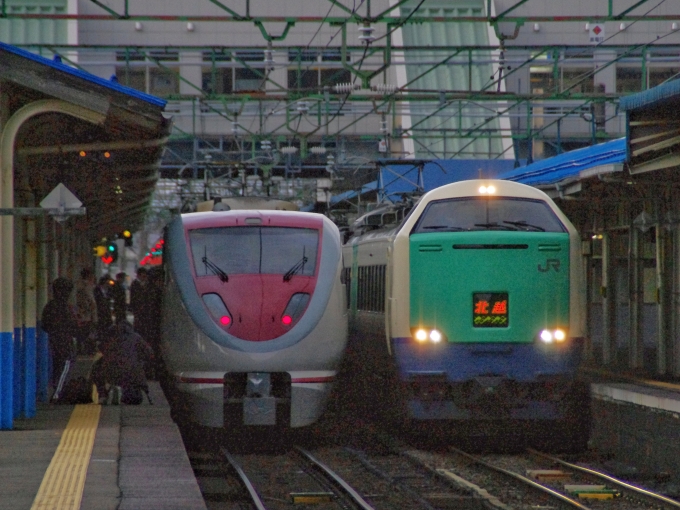 鉄道フォト・写真：北越急行 683系電車 はくたか 直江津駅 (JR) 鉄道フォト・写真 by FM-805Dさん - 撮影日 2012/03/24 16:58