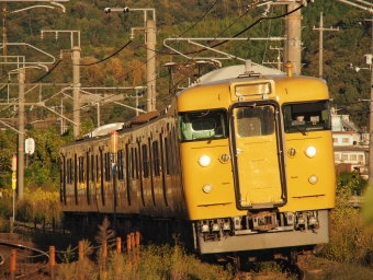 JR西日本 クハ111形 クハ111-2072 鉄道フォト・写真 by FM-805Dさん 豪渓駅：2023年10月28日16時ごろ