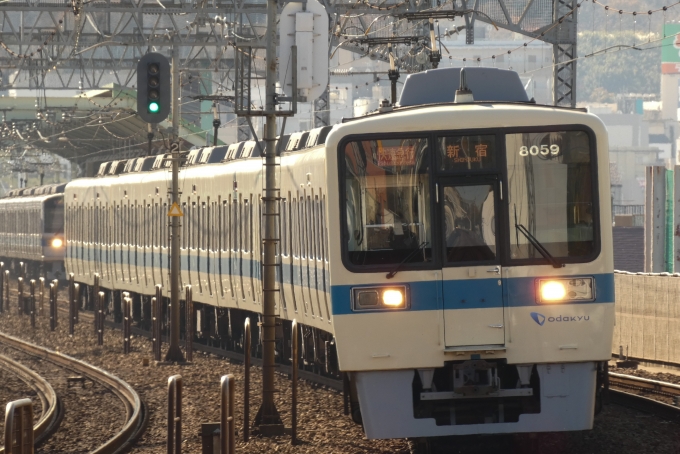 鉄道フォト・写真：小田急電鉄 小田急8000形電車 8059 狛江駅 鉄道フォト・写真 by おだえのさん - 撮影日 2021/12/03 11:43