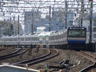 JR東日本E235系電車 鉄道フォト・写真 by #2100keikyuさん 市川駅：2022年08月18日15時ごろ