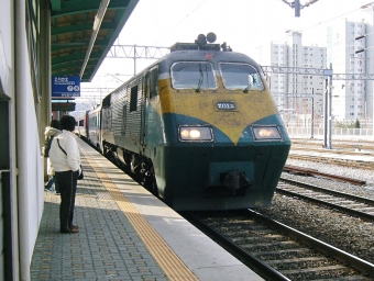 韓国鉄道公社 7000形ディーゼル電気式機関車 7012 鉄道フォト・写真 by ALPSさん ：2005年12月17日09時ごろ