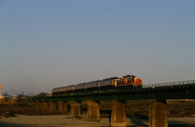 鉄道フォト・写真：JR東海 国鉄DD51形ディーゼル機関車 伊勢市駅 (JR) 鉄道フォト・写真 by amiさん - 撮影日 1993/01/01 00:00