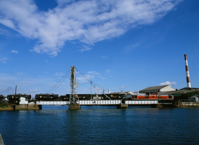 鉄道フォト・写真：JR貨物 国鉄DD51形ディーゼル機関車 JR四日市駅 鉄道フォト・写真 by amiさん - 撮影日 2002/11/09 00:00